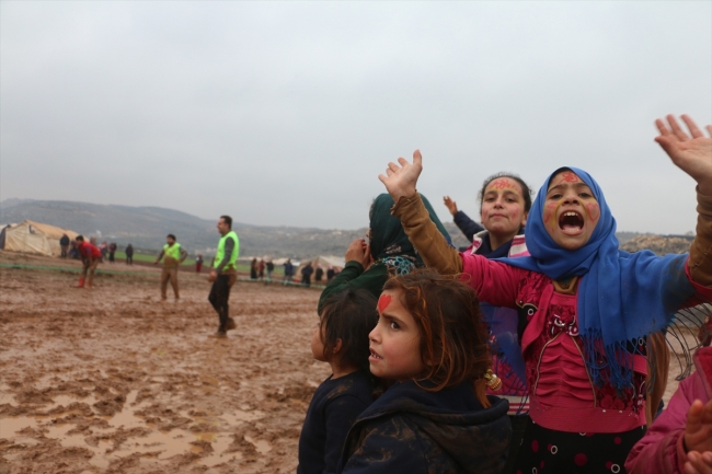 İdlib'de "yağmur çamur demeden" yapılan futbol maçı, çocukların yüzünü güldürdü
