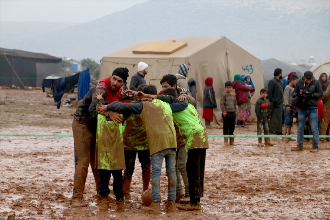 İdlib'de "yağmur çamur demeden" yapılan futbol maçı, çocukların yüzünü güldürdü