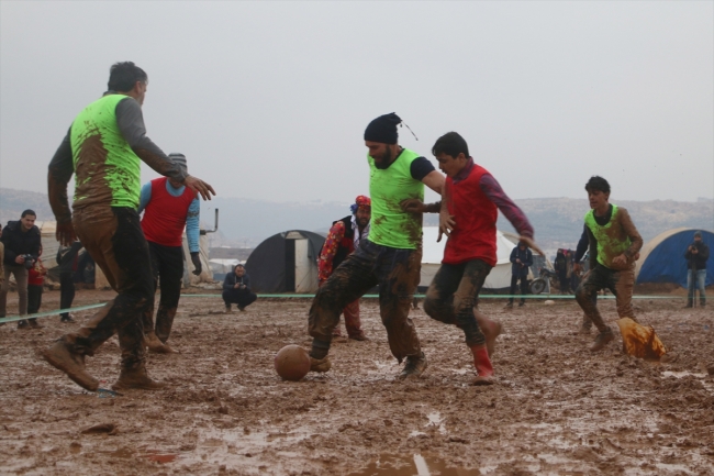 İdlib'de "yağmur çamur demeden" yapılan futbol maçı, çocukların yüzünü güldürdü