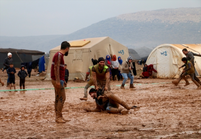 İdlib'de "yağmur çamur demeden" yapılan futbol maçı, çocukların yüzünü güldürdü