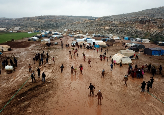 İdlib'de "yağmur çamur demeden" yapılan futbol maçı, çocukların yüzünü güldürdü