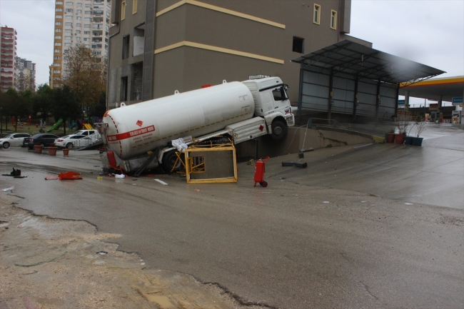 Adana'da LPG yüklü tanker duvarda asılı kaldı