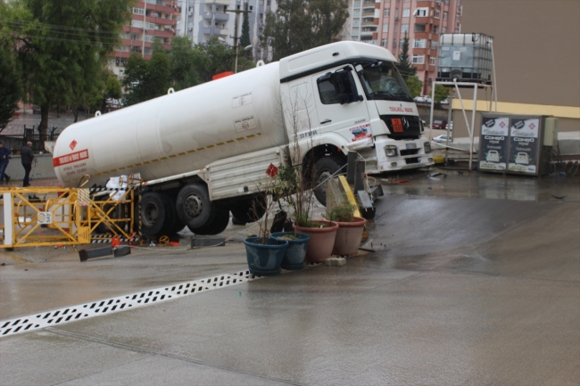 Adana'da LPG yüklü tanker duvarda asılı kaldı