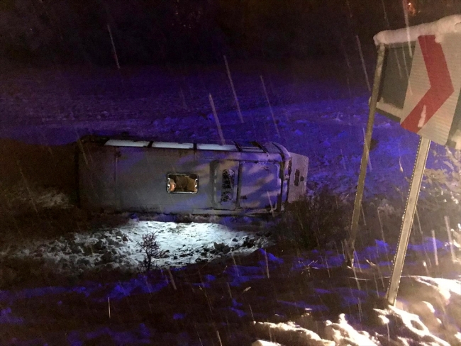 Hatayspor'un genç takımını taşıyan otobüs Sivas'ta devrildi