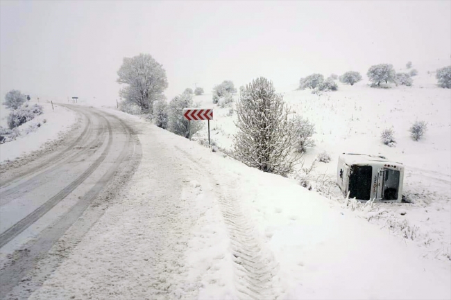 Hatayspor'un genç takımını taşıyan otobüs Sivas'ta devrildi