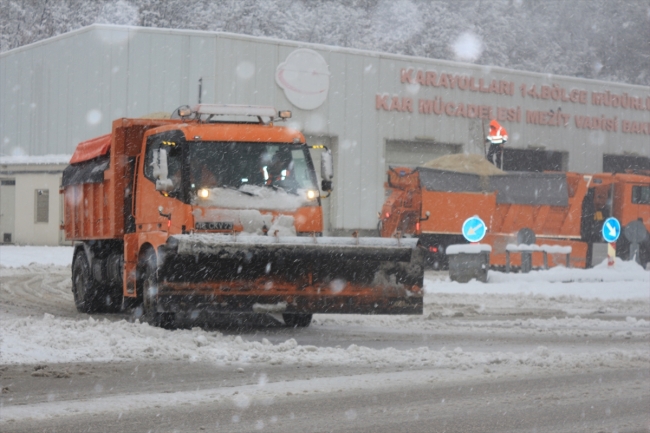 Bursa-Ankara kara yolunda kar yağışı ulaşımı aksatıyor