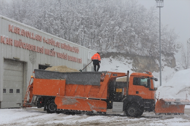 Bursa-Ankara kara yolunda kar yağışı ulaşımı aksatıyor