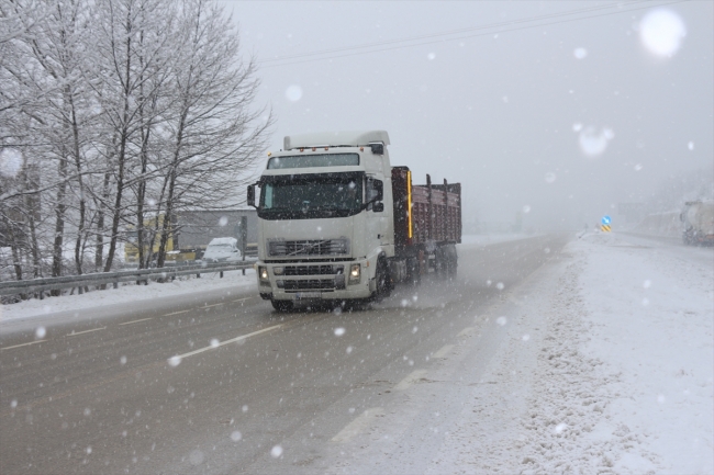 Bursa-Ankara kara yolunda kar yağışı ulaşımı aksatıyor