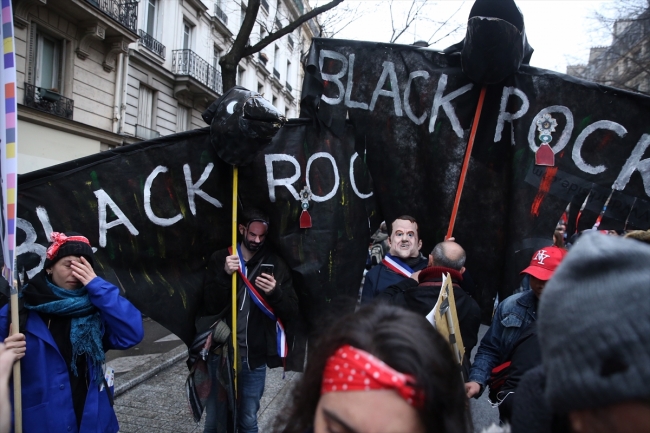 Fransa'da "emeklilik reformu"na karşı eylemde 16 kişi gözaltına alındı