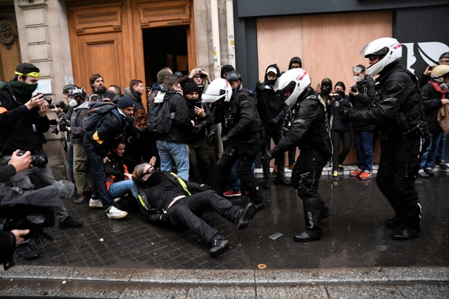 Fransa'da "emeklilik reformu"na karşı eylemde 16 kişi gözaltına alındı
