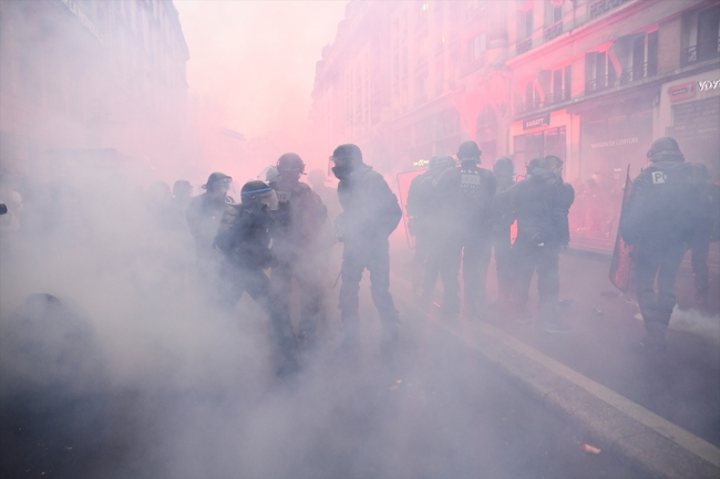 Fransa'da "emeklilik reformu"na karşı eylemde 16 kişi gözaltına alındı