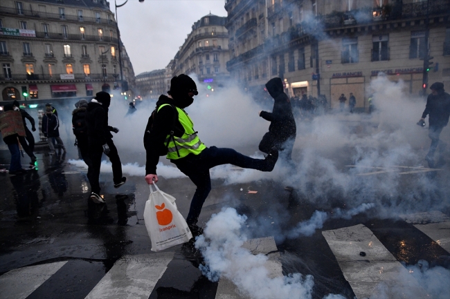 Fransa'da "emeklilik reformu"na karşı eylemde 16 kişi gözaltına alındı