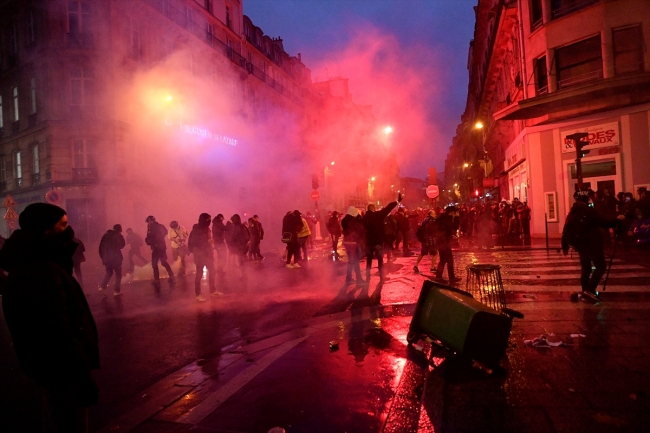 Fransa'da "emeklilik reformu"na karşı eylemde 16 kişi gözaltına alındı