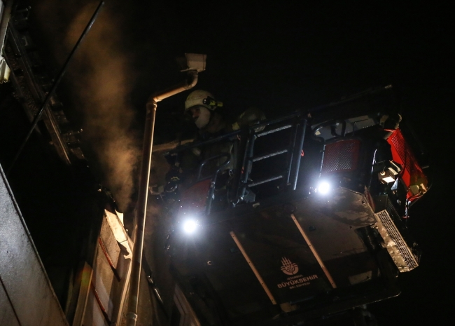 Beyoğlu'nda 5 katlı binada yangın