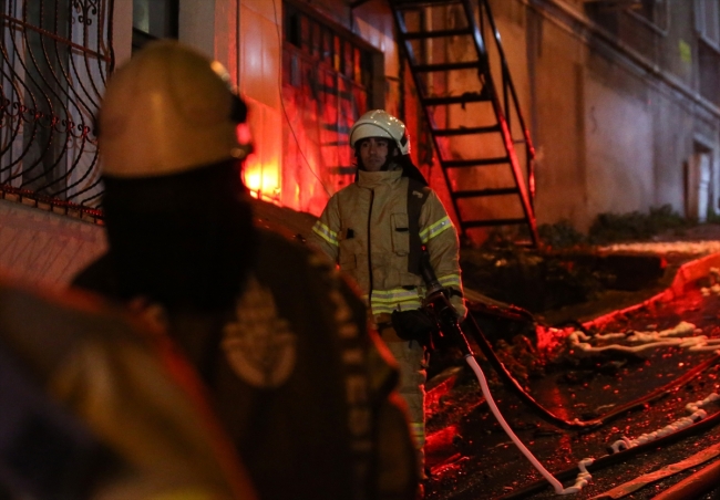 Beyoğlu'nda 5 katlı binada yangın
