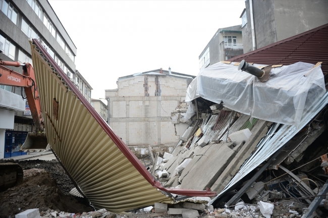 Temel kazarken bina çöktü, işçiler son anda kurtuldu
