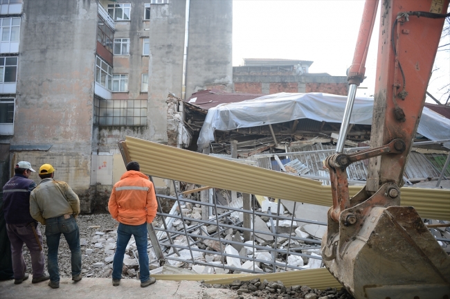 Temel kazarken bina çöktü, işçiler son anda kurtuldu
