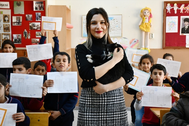 Sokak kedisi "Hüsnü" de karnesini aldı