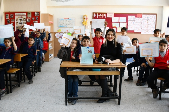 Sokak kedisi "Hüsnü" de karnesini aldı