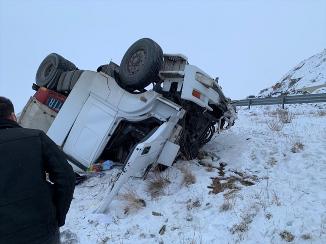 Tendürek Geçidi'nde şarampole yuvarlanan tırın sürücüsü hayatını kaybetti