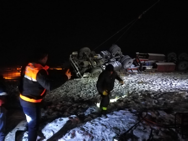 Tendürek Geçidi'nde şarampole yuvarlanan tırın sürücüsü hayatını kaybetti