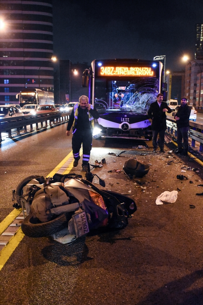 Metrobüs yoluna giren motosikletli kazaya neden oldu: 1 ölü, 1 yaralı