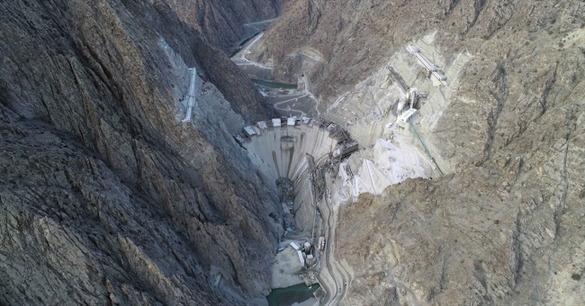 Türkiye'nin en yüksek barajında son düzlüğe girildi