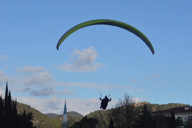 Sahaya paraşütle indi, kırmızı kart gördü