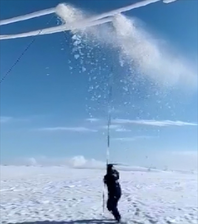 Elektrik telleri üzerinde zorlu buz kırma mesaisi