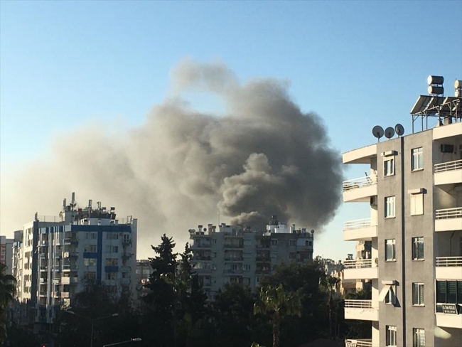 Antalya'da iş merkezinde yangın