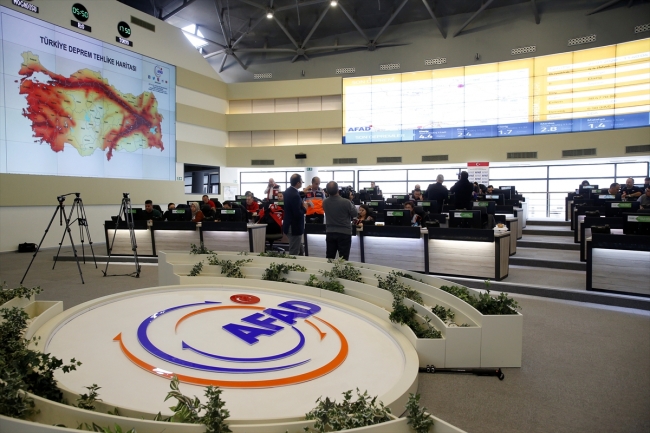 AFAD ekipleri bölgenin ihtiyaçları için 24 saat görevde