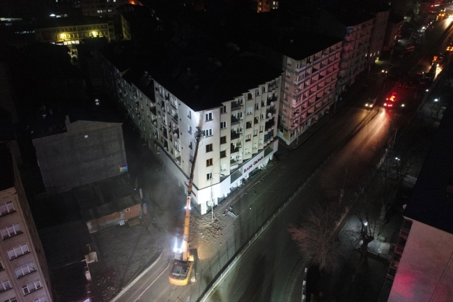 Elazığ'da depremde hasar gören 5 katlı bina kontrollü yıkılıyor