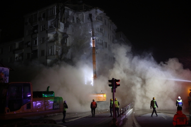 Elazığ'da depremde hasar gören 5 katlı bina kontrollü yıkılıyor