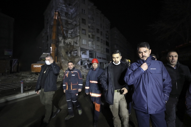 Elazığ'da depremde hasar gören 5 katlı bina kontrollü yıkılıyor