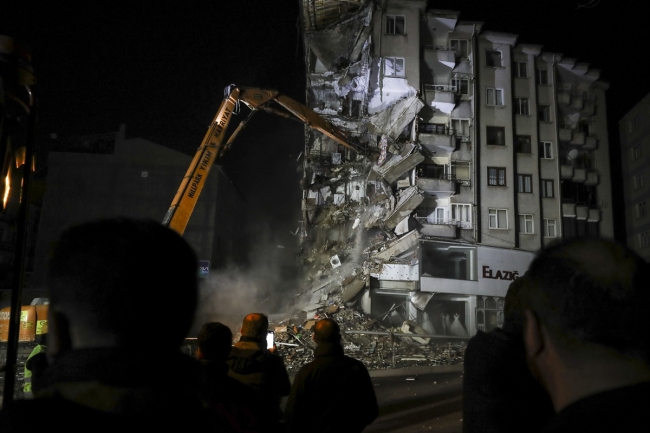 Elazığ'da depremde hasar gören 5 katlı bina kontrollü yıkılıyor