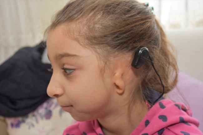 İşitme engelli küçük İkbal duymak için yardım bekliyor