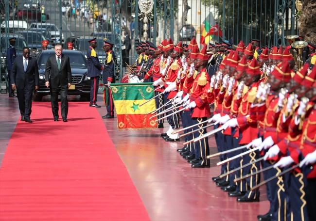 Cumhurbaşkanı Erdoğan Senegal'de resmi törenle karşılandı