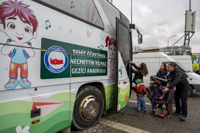 MEB'in gezici anaokulu depremzede çocukların yüzünü güldürdü