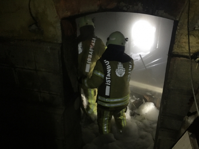 Fatih'te 2 katlı binada yangın