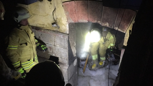 Fatih'te 2 katlı binada yangın