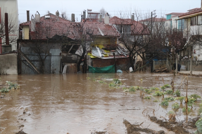 Bolu'da sağanak su baskınlarına neden oldu