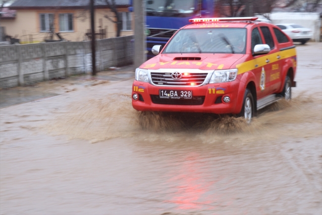 Bolu'da sağanak su baskınlarına neden oldu