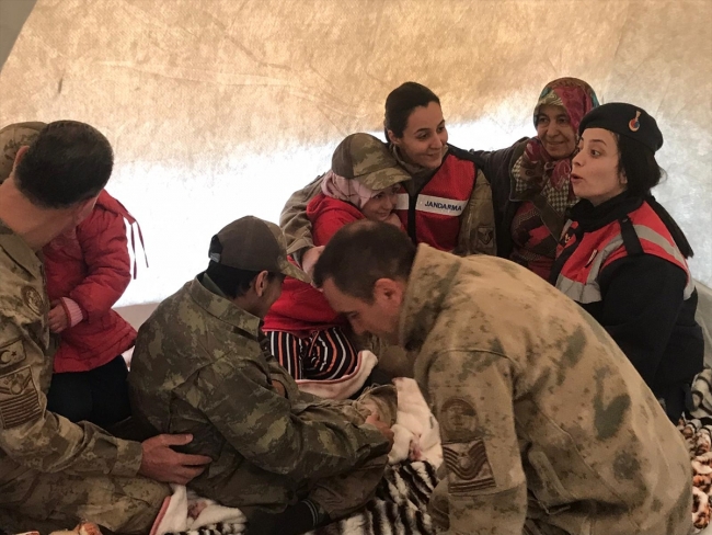 Engelli depremzede ve ailesine jandarma yardım elini uzattı