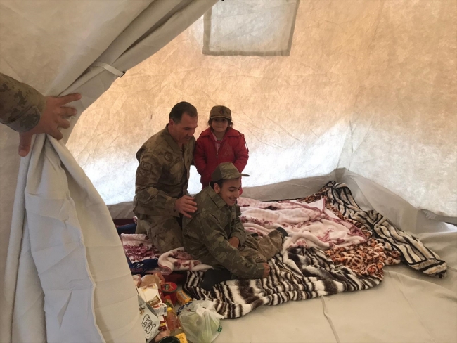 Engelli depremzede ve ailesine jandarma yardım elini uzattı