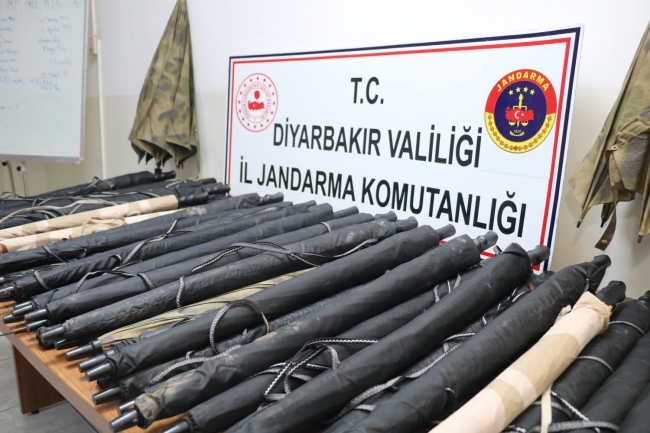 Diyarbakır'da teröristlerin kullandığı termal şemsiyeler ele geçirildi