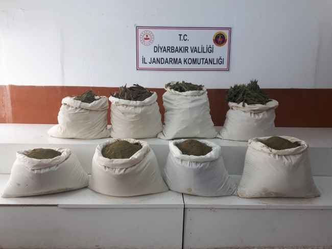 Diyarbakır'da teröristlerin kullandığı termal şemsiyeler ele geçirildi