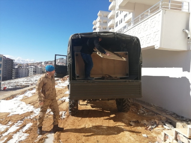 Depremzedelerin eşyalarını Jandarma taşıyor