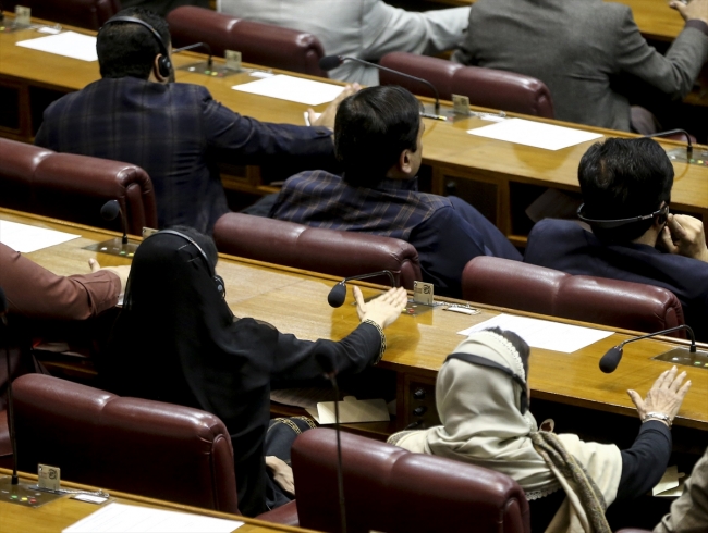 Cumhurbaşkanı Erdoğan'ın konuşmasını parlamento üyeleri masalarına vurarak alkışladı. Fotoğraf: AA