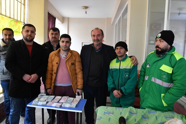 Temizlik işçisi poşette bulduğu 119 bin lirayı sahibine ulaştırdı