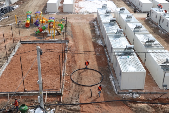 Depremzedelerin yaralarının sarılması için hummalı çalışma